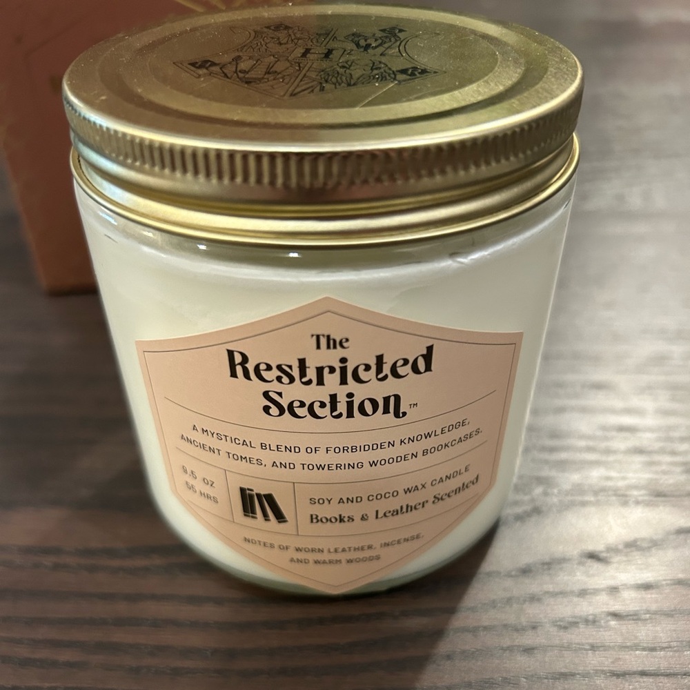 Harry Potter: The Restricted Section Scented Candle [Barnes and Noble Exclusive] - Picture 9 of 10